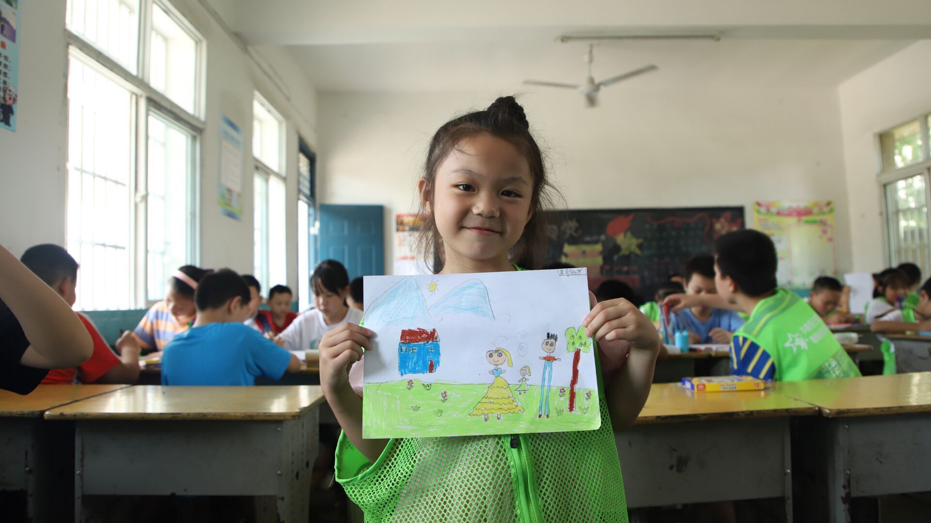 武汉高校大学生开展“我和我的家乡”特色美术课受孩子们热捧