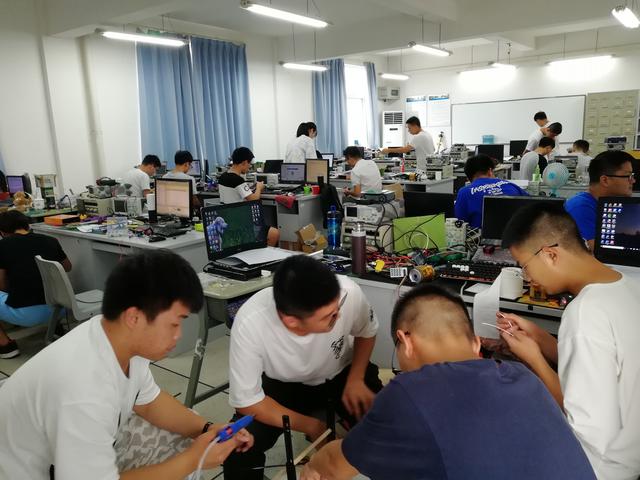 武昌理工学院“最牛毕业班”8人毕业即成为工程师 3人读研
