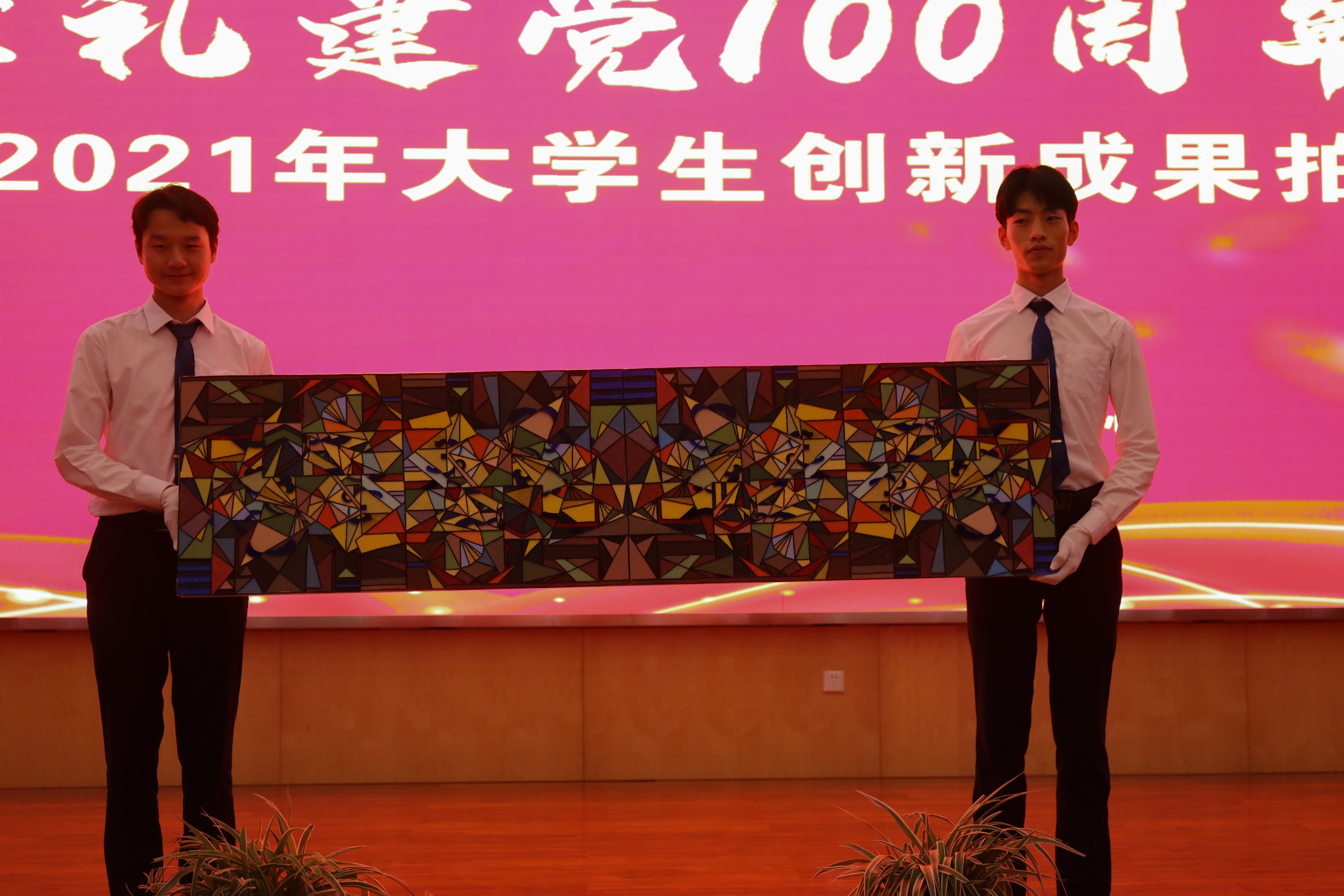 湖北大学生创新成果拍卖会在武昌理工学院举行 42件作品拍出80余万