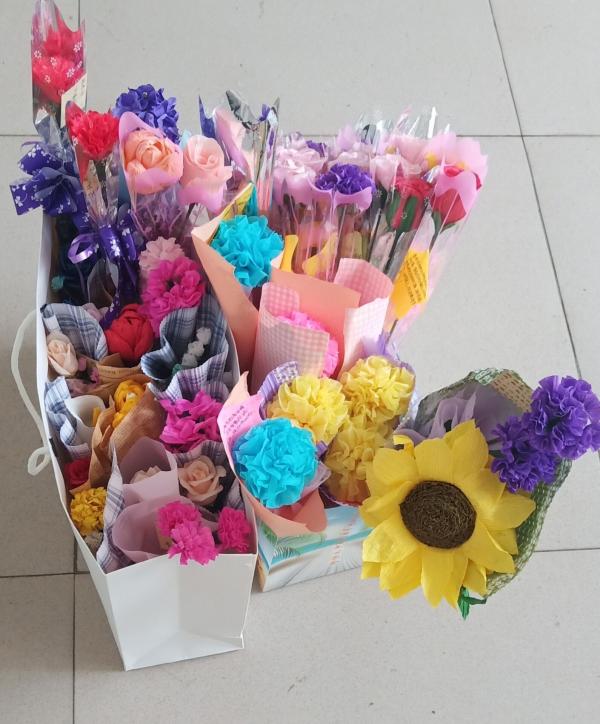 真有才！武汉一高校纸艺爱心协会教师节包扎精美纸花谢师恩