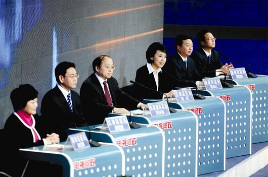 楚天金报讯 图为：六位新城区区长上台“应考”