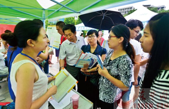 高招咨询会现场火爆 高招咨询会现场火爆