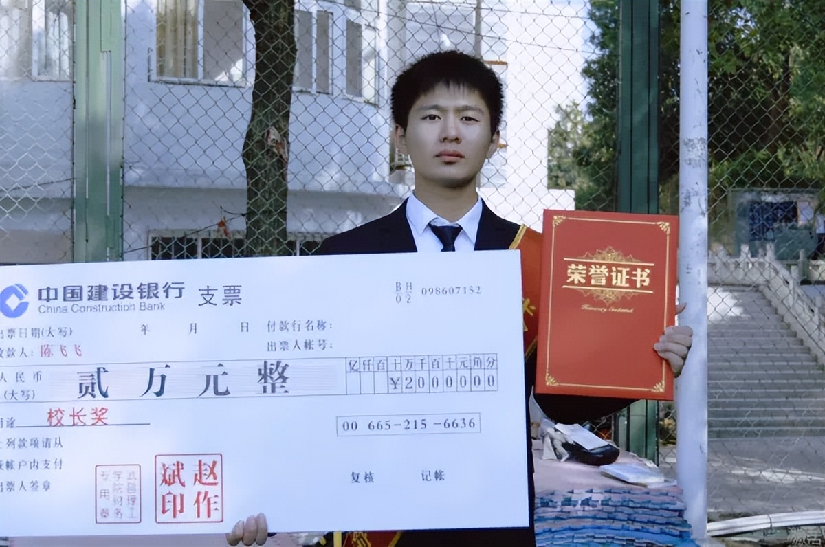 武汉高校一学子个人简历“走红校园”