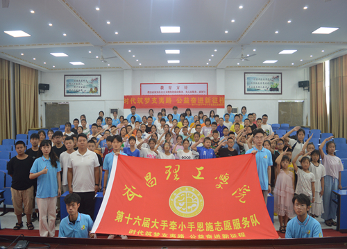 图为通上一堂党史课，邀请退伍军人家长讲话。全体同学一起大合影_副本.jpg