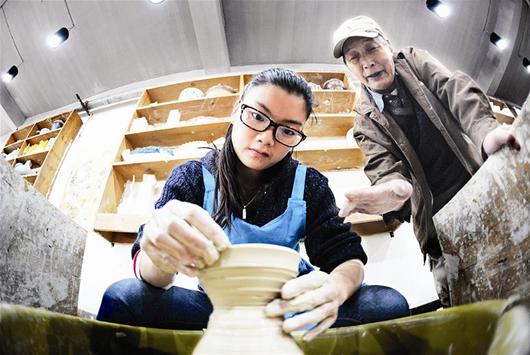 图文：手工拉坯制陶在高校传承
