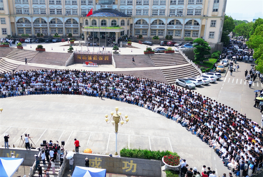 合影更“团圆” 武汉一高校提前一年拍毕业照【4】