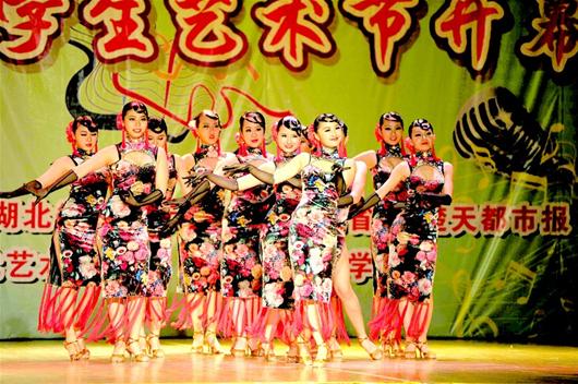 楚天都市报讯 图为：开幕式上，武汉体育学院大学生表演的《金陵十三钗》惊艳全场 记者佘影摄