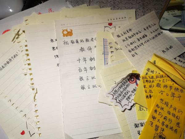 难忘恩师情，武汉一高校学生自制贺卡送老师，被赞暖心