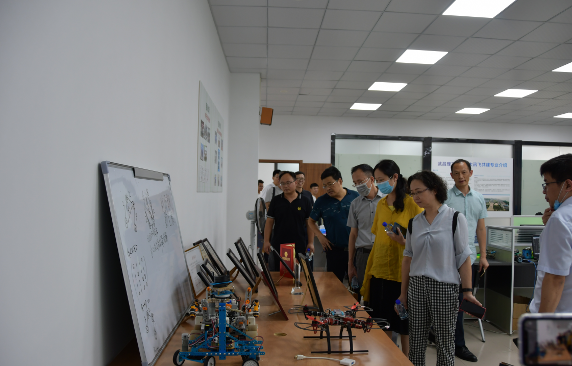 省级大学生创业示范基地评审专家组来武昌理工学院考察评审