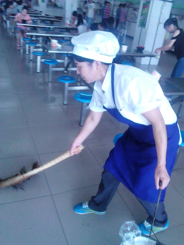 高校食堂保洁阿姨捡价值万余元背包主动归还失主 高校食堂保洁阿姨捡价值万余元背包主动归还失主