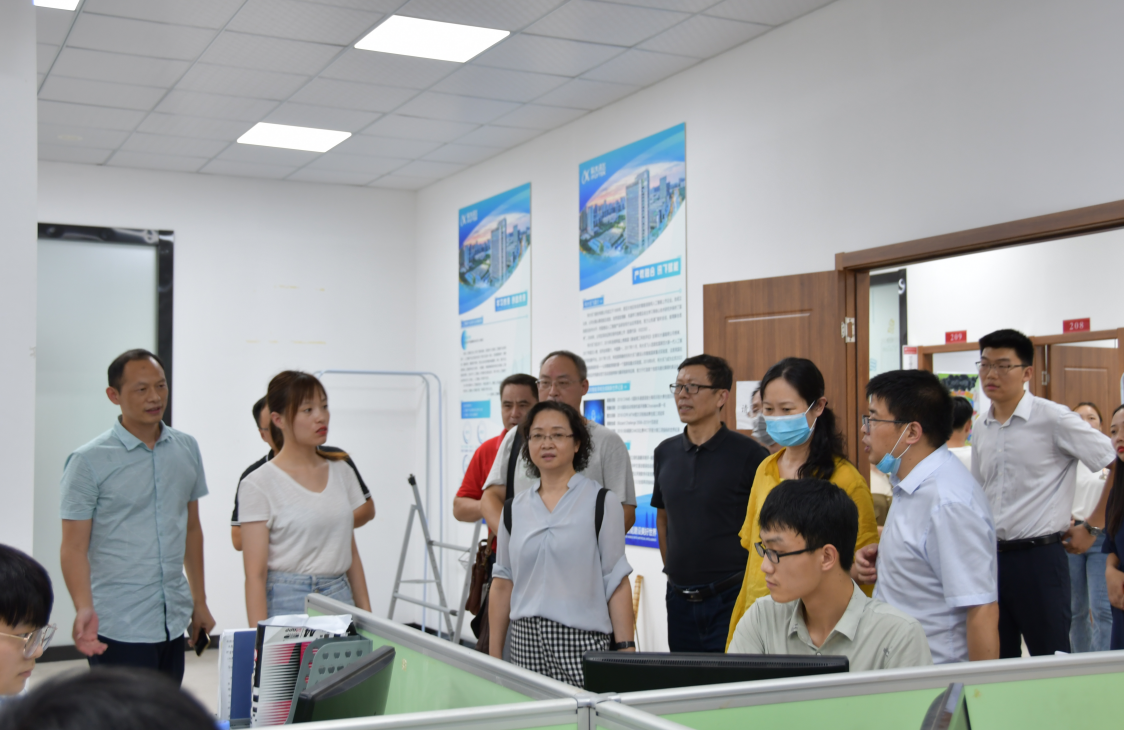 省级大学生创业示范基地评审专家组来武昌理工学院考察评审