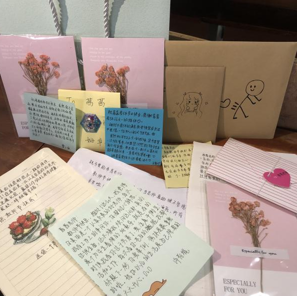 难忘恩师情，武汉一高校学生自制贺卡送老师，被赞暖心