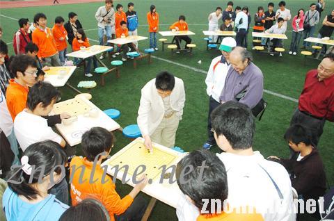 群发短信激起千层浪 运动会上“新潮”校长与学生下围棋