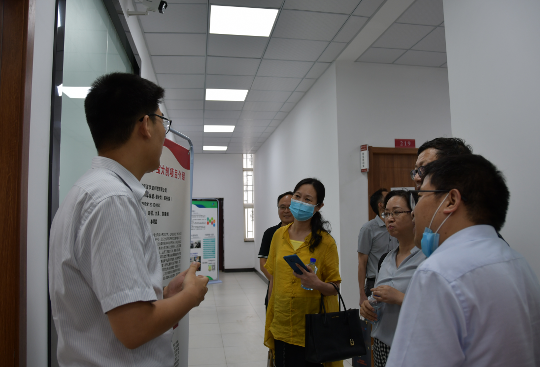 省级大学生创业示范基地评审专家组来武昌理工学院考察评审