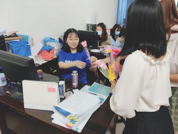 真有才！武汉一高校纸艺爱心协会教师节包扎精美纸花谢师恩