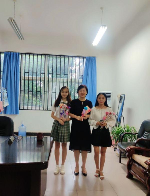 真有才！武汉一高校纸艺爱心协会教师节包扎精美纸花谢师恩