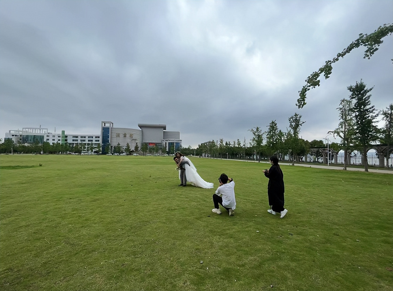 武汉一高校：两校友返回母校拍婚纱照！这里有最美好的回忆