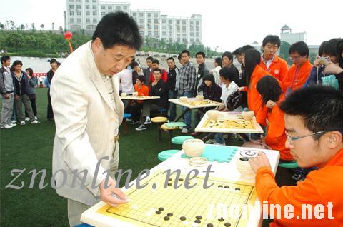 群发短信激起千层浪 运动会上“新潮”校长与学生下围棋
