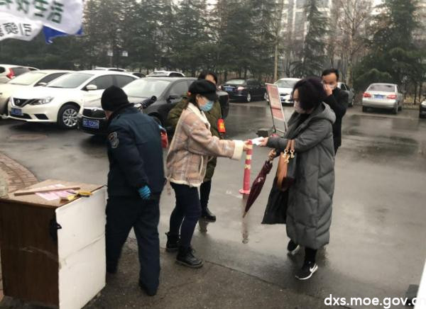 武昌理工学院一学生一家四口齐上阵 奋战“防疫”在基层