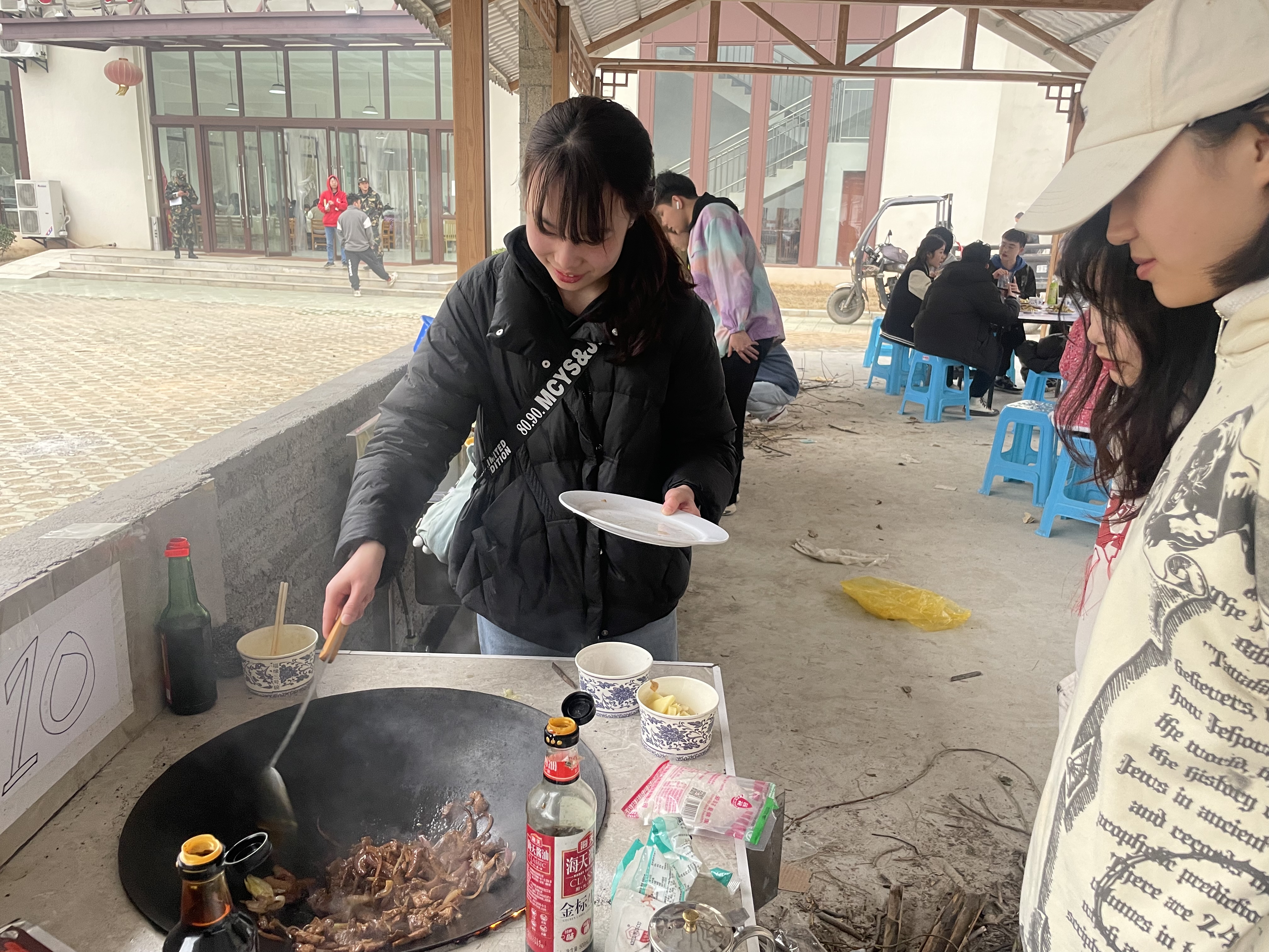 高校劳动教育课 大学生炒菜做饭秀厨艺 高校劳动教育课 大学生炒菜做饭秀厨艺_fororder_2