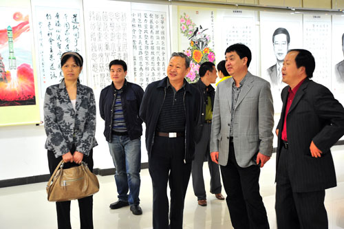 武昌理工学院举办“旗帜与道路”书画展