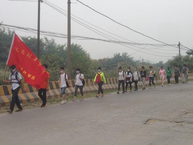 再不疯狂就老了 武汉16名大学生徒步100余公里（图）