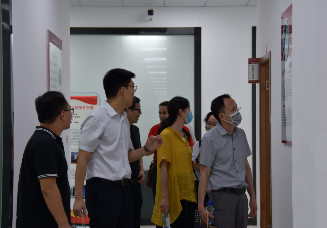 省级大学生创业示范基地评审专家组来武昌理工学院考察评审