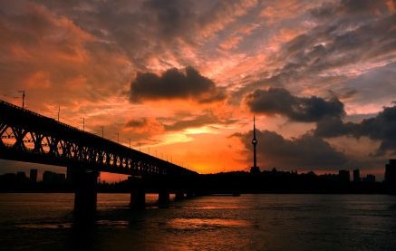 新浪旅游配图：武汉长江大桥 图片来自@艺术摄影-小foX 
