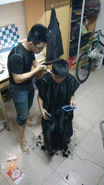 高校有爱学生干部自学剪发为同学免费服务受盛赞 高校有爱学生干部自学剪发为同学免费服务受盛赞